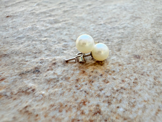 14K White Gold Pearl Stud Earrings – Timeless Elegance
