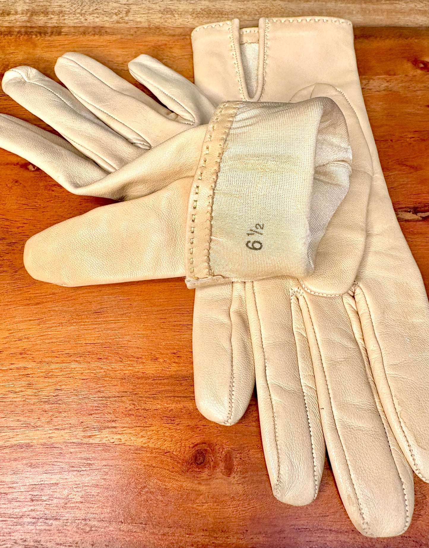 Hermès Lambskin Leather Gloves – Beige with Gold Hardware